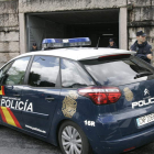 En este coche policial se trasladaba al maquinista del Alvia a los juzgados de Compostela.