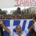 Miles de manifestantes frente al Parlamento griego.