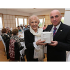 Arturo Pereira recibe un obsequio de Nines Fernández, en el restaurante Azul.