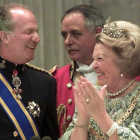 El rey Juan Carlos junto a la por entonces reina de Holanda, Beatriz, que el año pasado abdicó en favor de su hijo Guillermo