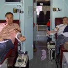 Varios vecinos durante su donación de sangre.