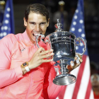 Rafa Nadal posa con el trofeo de campeón del Abierto de EEUU