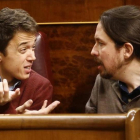 Pablo Iglesias e Íñigo Errejón discuten en el Congreso de los Diputados, en enero, los días previos a Vistalegre 2.