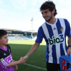 Lucas Domínguez saludaba a un niño el día de su presentación el pasado mes de agosto