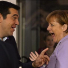 Alexis Tsipras y Angela Merkel en La Valetta.