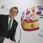 El presidente del Gobierno, Mariano Rajoy, durante la rueda de prensa ofrecida al término de la VI Conferencia de Presidentes Autonómicos celebrada hoy en el Salón de Pasos Perdidos del Senado.
