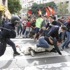 La Policía carga contra manifestantes en Zaragoza.