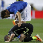 Iniesta se duele de un golpe durante el último amistoso entre España e Italia.