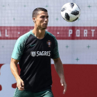 Cristiano Ronaldo prepara con Portugal el encuentro de hoy ante Irán. PAULO NOVAIS