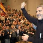 Gaspar Llamazares saluda a los asistentes al mitin ofrecido en el Palau de la Música de Valencia