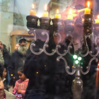 Colonos judíos en una ceremonia religiosa dentro de la Tumba de los Patriarcas en la ciudad cisjordana de Hebron el pasado domingo.