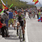 Juanjo Cobo, triunfador de la Vuelta de este año, atacó en la ascensión a Ancares. El primero en pasar el puerto fue Dani Moreno.