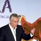 Javier Arenas suplió ayer el silencio de Aznar sobre Irak