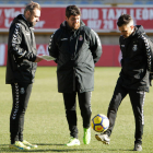 El primer entrenador de la Cultural, Rubén de la Barrera, y el segundo técnico Abel Moruelo están sancionados ante el Tenerife. S. PÉREZ