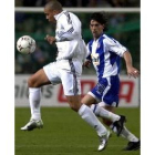 El espanyolista Torricelli observa un control de balón del brasileño Ronaldo