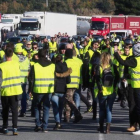 Una manifestación de chalecos amarillos bloquea el paso del tráfico en el peaje de la localidad francesa de Le Boulou.