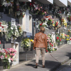 La masiva llevada de flores al cementerio obliga a reestructurar horarios y autobuses para evitar aglomeraciones. L. DE LA MATA