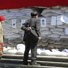 Viandantes observan las fotografías de las víctimas caídas durante la crisis ucraniana.