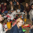 La fiesta de Veterinaria, que abre el ciclo de botellones en el campus, congregó a cientos de jóvenes. F. OTERO PERANDONES