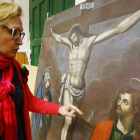 La restauradora Marta Eva Castellanos muestra la pintura barroca de San Pedro de los Oteros ya recuperada por completo.
