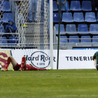 Santamaría y Alan Baró, en el suelo tras encajar el tercer tanto del Tenerife, son la viva imagen de la impotencia de la Deportiva ayer en el Heliodoro Rodríguez López.
