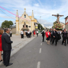 El alcalde hizo el anuncio justo antes de la procesión de La Soledad en Camponaraya. ANA F. BARREDO