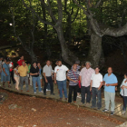 La pasarela de Ciñera durante su inauguración por las autoridades locales.