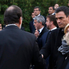 Frío saludo de Rajoy y Sánchez, ayer, en el funeral de los policías muertos en Kabul.