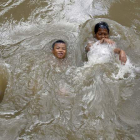 Varios niños indonesios se bañan en un río altamente contaminado en Medan, Sumatra del Norte.