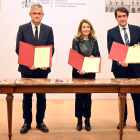 Firma del acuerdo entre el Gobierno y la Junta, con la ministra Raquel Sánchez y el consejero Juan Carlos Suárez-Quiñones. JCYL