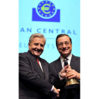 Trichet entrega una campana a su sucesor, Draghi.