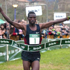 El keniata Joseph Ebuya celebra su victoria en el Cross Internacional de Amorebieta.