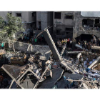 Imagen del cráter provocado en los edificios tras el bombardeo israelí. HAITHAM IMAD