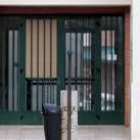 La puerta rota permanecía ayer cubierta por una chapa de madera