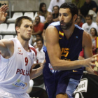 Alex Mumbrú, derecha, es defendido por Ponitka.