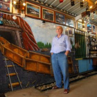 Francisco Domínguez, con 82 años, posa en el local de su casa dedicado a los recuerdos mineros.