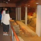 Un grupo de turistas visitando la cerca legionaria en la Ruta Romana