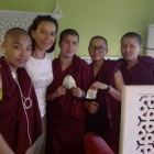 Mónica Morán con un grupo de monjas budistas de Nepal a las que explicó el funcionamiento de la copa menstrual como método para retener la menstruación. DL