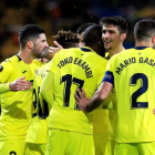 Los jugadores del Villarreal celebran el triunfo europeo. CASTELLÓ