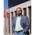 Manuel Martínez, a las puertas de la Delegación de la Junta en León.