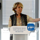 La presidenta del PP de Madrid, Esperanza Aguirre, durante su visita al Centro de Servicios Sociales 'Fuerte de Navidad'.