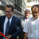 José María Múgica (derecha), junto al exdirigente socialista Nicolás Redondo Terreros, en una imagen del 2006, en la Audiencia Nacional, durante el juicio por el asesinato de Fernando Múgica.