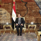 El presidente egipcio, Abdelfatah al Sisi (c) junto al ministro de Defensa francés, Jean-Yves Le Drian (izq), en presencia del ministro de Defensa egipcio, Sedki Sobhi (d), en El Cairo, Egipto.