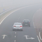 La niebla vuelve a dificultar hoy la circulación por las carreteras leonesas. MARIAM A. MONTESINOS / EFE