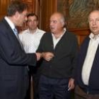 Javier García-Prieto conversa con los alcaldes de municipios mineros antes de la reunión