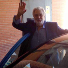 Plácido Domingo saluda ayer a los periodistas a la salida de la clínica en la que fue tratado.