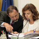 Pérez Renovales y Sáenz de Santamaría preparan el Consejo de Ministros de hoy.