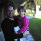 Carlos Amorín, con su hijo de cinco años. DL