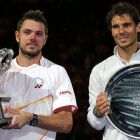 Wawrinka y Nadal, vencedor y finalista del Abierto de Australia, respectivamente, con sus trofeos.