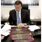 Rajoy entre papeles, en su despacho de la calle Génova.